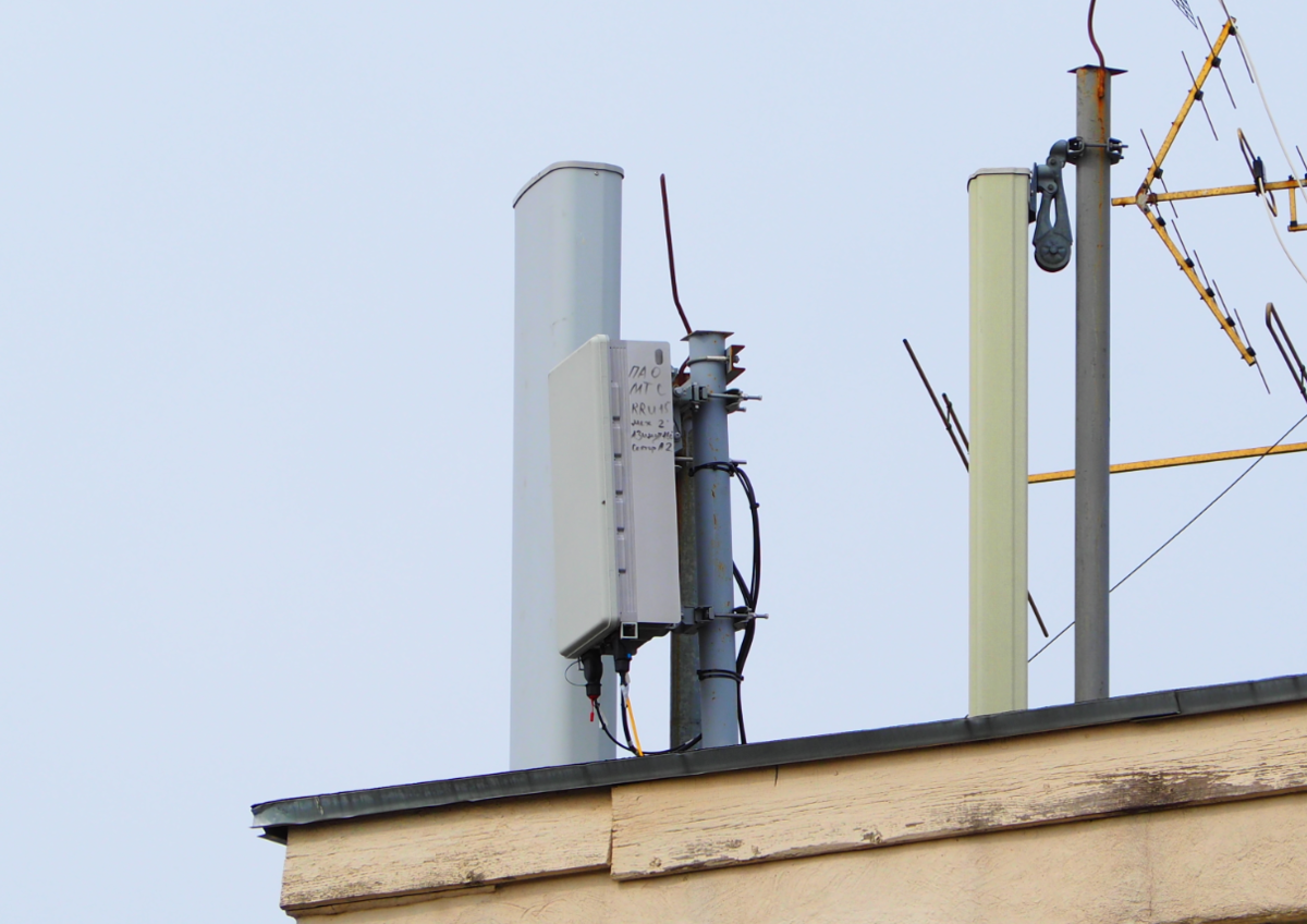 Модуль AAU 5G на фоне антенны предшествующих стандартов сотовой связи